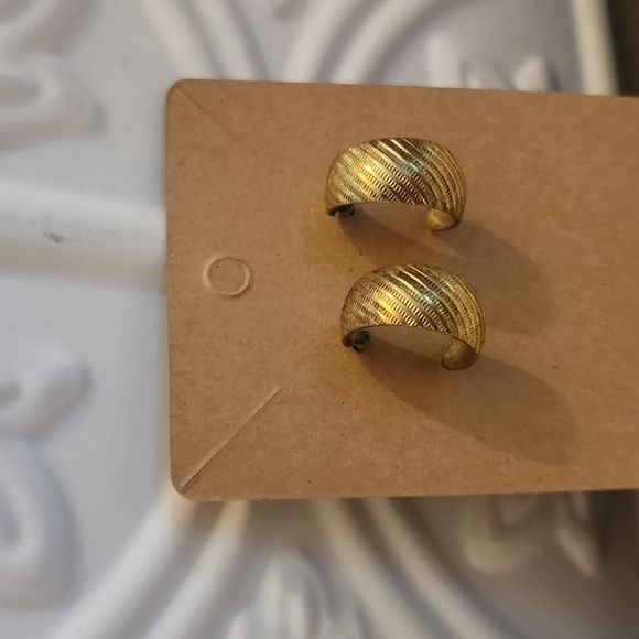 💍3 for $15-Small Goldtone hoop earrings - Picture 3 of 9